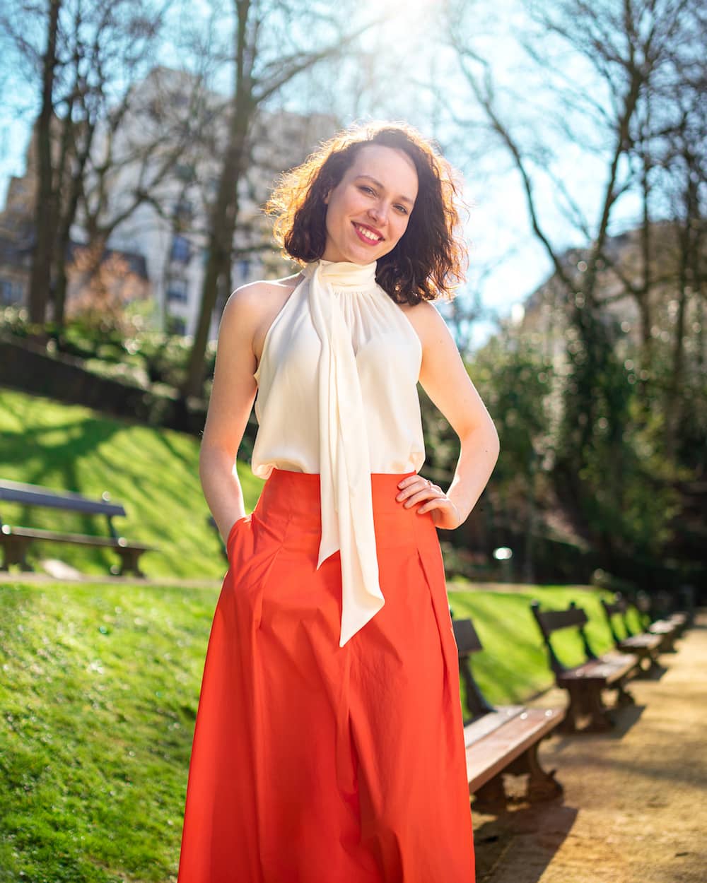 Gisèle - Blouse Col Montant Sans Manche Châle Blanc Cassé