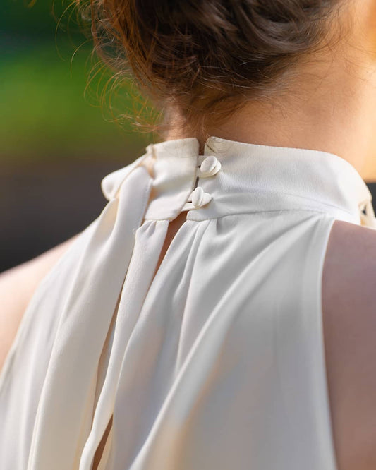 Gisèle - Blouse Col Montant Sans Manche Châle Blanc Cassé