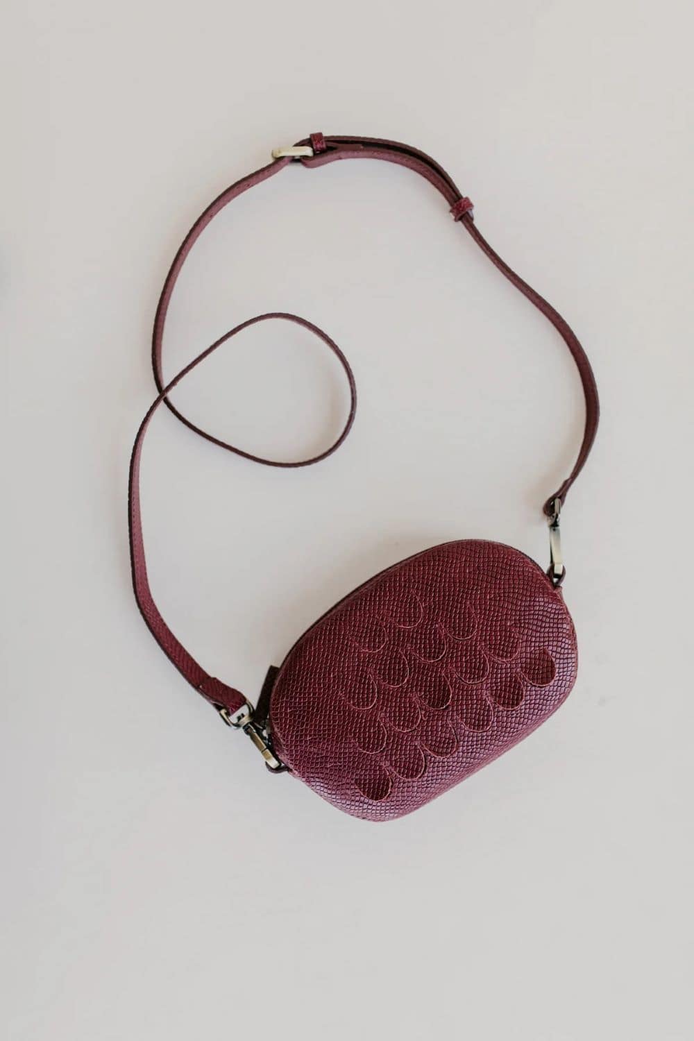 MiekeDierckx - OvalMiniBag - BurgundyScales - 1