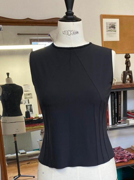 Blouse noire satinée col noir et blanc