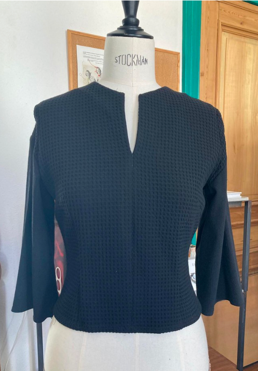 Blouse noire gaufrée