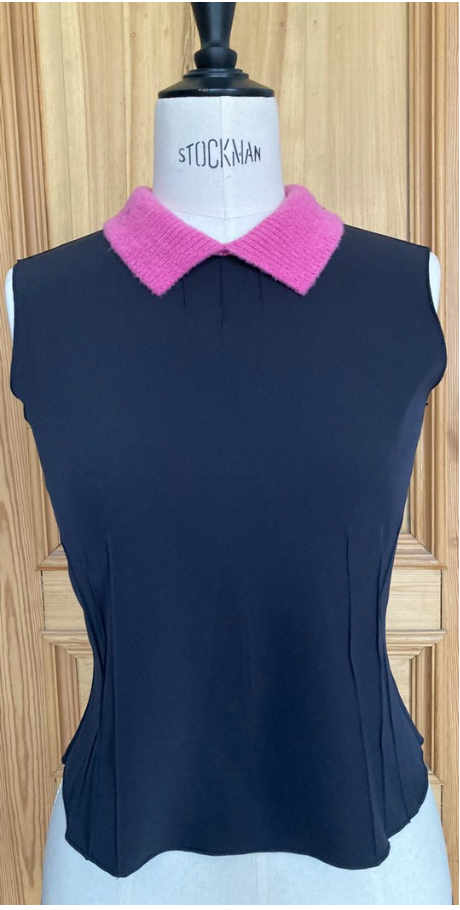 Top noir satiné col rose