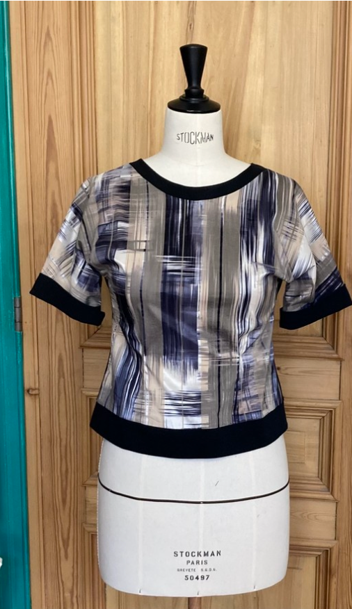 Blouse noire et impression graphique